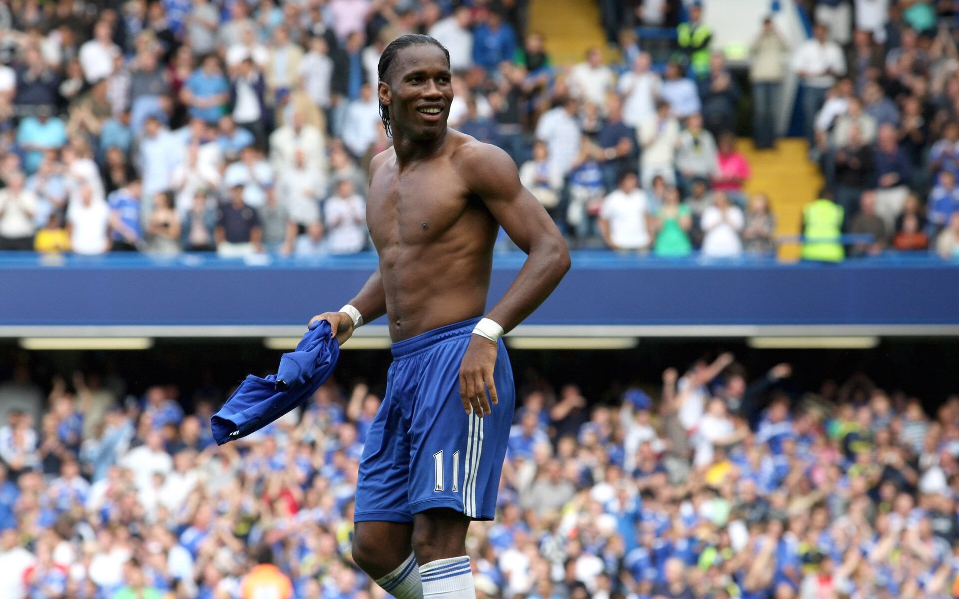 跨界合作推出足球主题的文创产品,市场反响热烈,足球文化创意秀