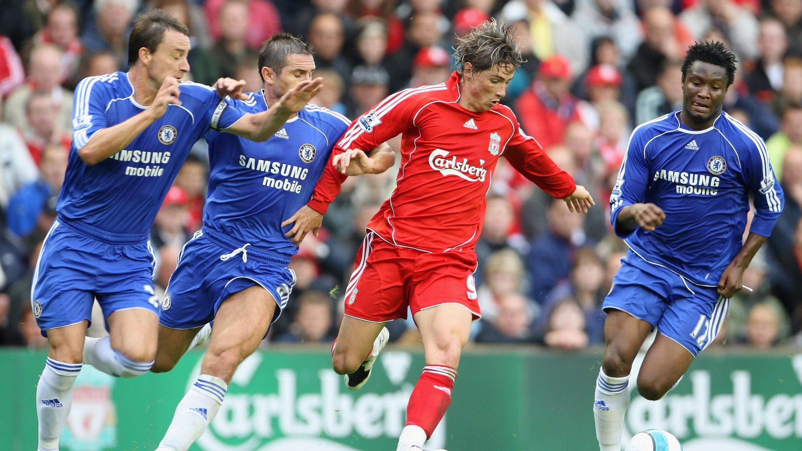 爱游戏综合娱乐-球迷“狂欢夜”：欧冠现场气氛爆棚瞬间，欧冠球迷交流群